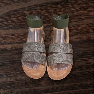 MUK LUKS Women's Green About It Strappy Sandal Size 8